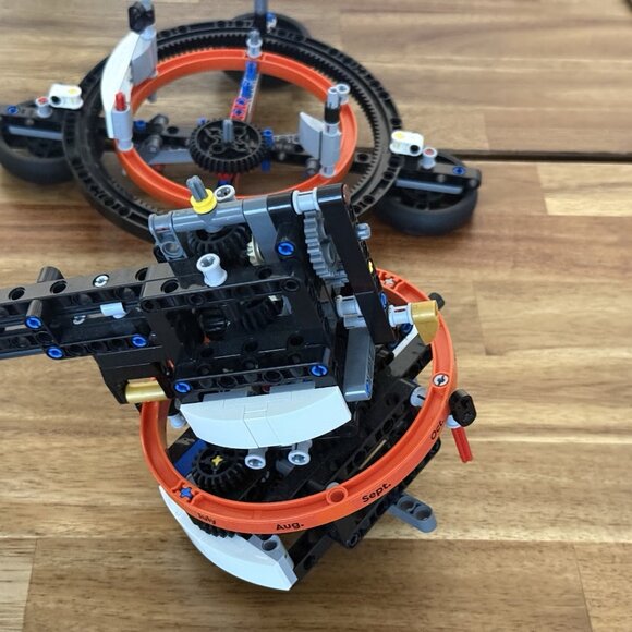 INCOMPLETE LEGO TECHNIC: Planet Earth and Moon in Orbit (42179) READ!! - Picture 8 of 16